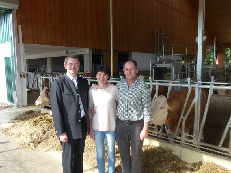 Familie Wenger stellt dem Landtagsabgeordneten Peter Tomaschko ihren Milchviehbetrieb in Thalhof vor