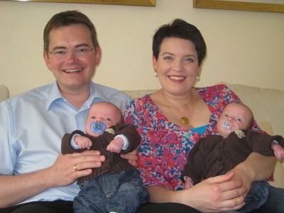 Nicole und Peter Tomaschko mit ihren Zwillingen Stefan und Lukas im Juni 2010