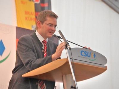 Peter Tomaschko begr��t auf dem Friedberger Volksfest �ber 1.700 G�ste zum politischen Abend