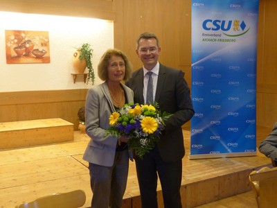 Peter Tomaschko gratuliert Iris Eberl zum Einzug in den Bundestag