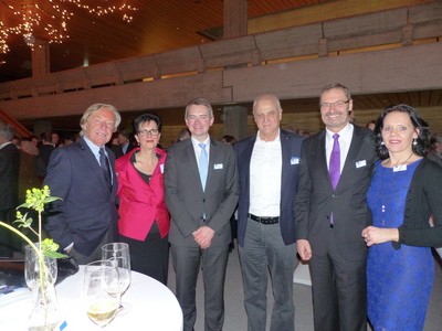 Neujahrsempfang der schw�bischen Wirtschaft
(Von links nach rechts: Robert Bock, Barbara Hintermair, Peter Tomaschko, Heinz Arnold, Manfred Wolf und Claudia Fa�nacht)