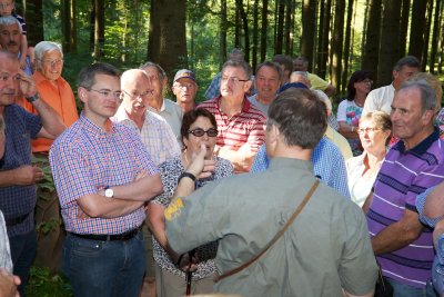 (von links): Frster Michael Reimann erklrt dem CSU-Landtagskandidaten Peter Tomaschko und seinen Wanderfreunden die Wichtigkeit einer nachhaltigen Forstwirtschaft