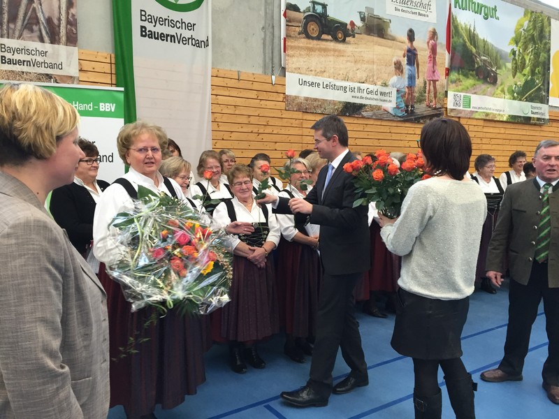 Peter Tomaschko mit dem Wittelsbacher Landfrauenchor