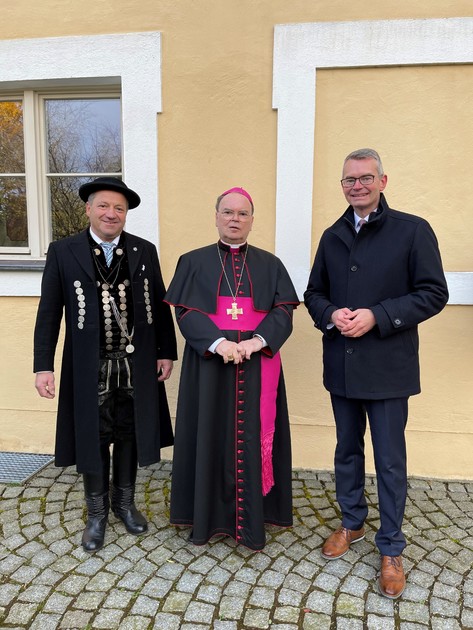 von links nach rechts: Hans Schweizer (2. Brgermeister und Vorsitzender Leonhardikomitee), Bischof Dr. Bertram Meier, Landtagsabgeordneter Peter Tomaschko 