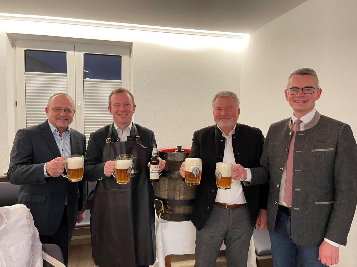 von links nach rechts: Klaus-Dieter Ruf (Kulturbeauftragter Mering), Brgermeister Florian A. Mayer, Josef Schrdler (Brauerei Weihenstephan), Peter Tomaschko 