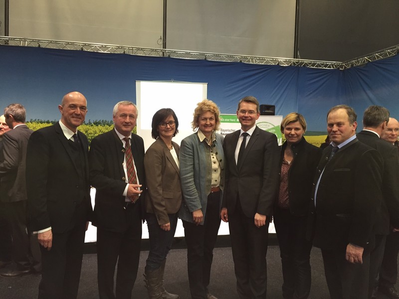 Auf dem Bild von links nach rechts: Dr. Klaus Metzger, Bezirkstagsprsident Jrgen Reichert, Sabine Asum, Sissi Veit-Wiedemann, Peter Tomaschko, Stephanie Kopold-Keis, Reinhard Herb