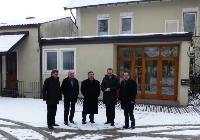 v.l. Ludger Klinge, Altbrgermeister Erwin Osterhuber, Brgermeister Paul Reithmeir, Landtagsabgeordneter Peter Tomaschko und Prsident Johann Huber.