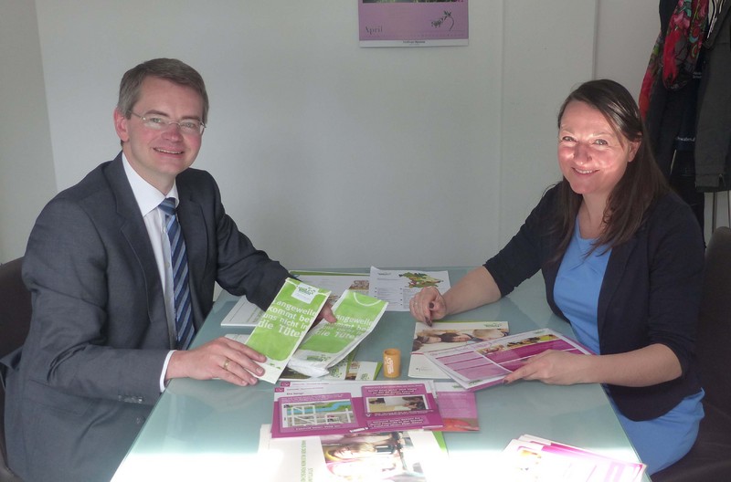 Ines Seiler vom Haus der kleinen Forscher stellt Peter Tomaschko die Arbeit der Stiftung vor. 