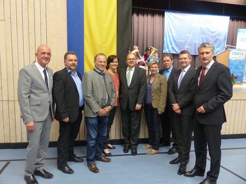 Auf dem Bild von links nach rechts: Dr. Klaus Metzger, Dr. Andreas Lamminger, Reinhard Herb, Sabine Asum, Christian Schmidt, Stephanie Kopold-Keis, Helmut Luichtl, Peter Tomaschko und Hansjrg Durz