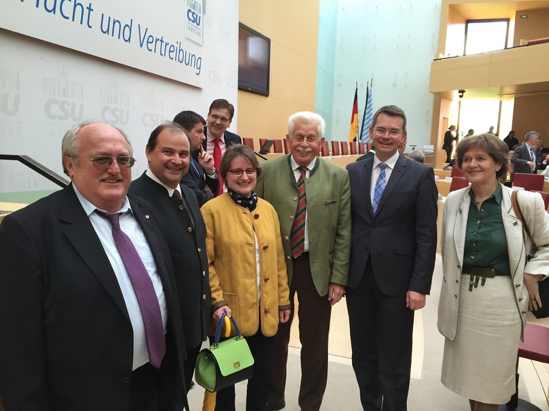 Auf dem Bild von links nach rechts: Franz Bse (SL-Friedberg), Ehepaar Zaby (SL-Friedberg), Reinhard Pachner, MdL a. D. (Vorsitzender BdV Bezirk Schwaben), Peter Tomaschko, Christl Fischer (SL-Friedberg)