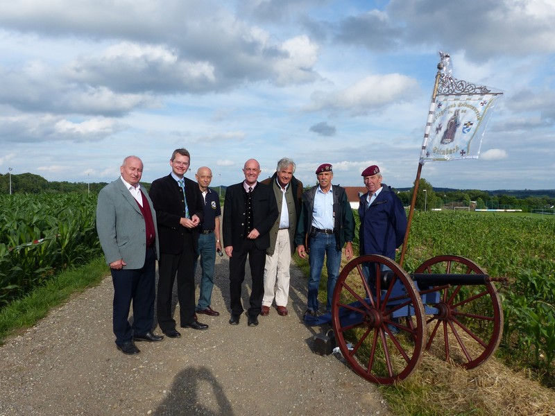 Von links: Josef Schwegler, Peter Tomaschko, Berthold Schmitt, Dr. Klaus Metzger und Marian von Gravenreuth mit zwei Mitgliedern des Vereins