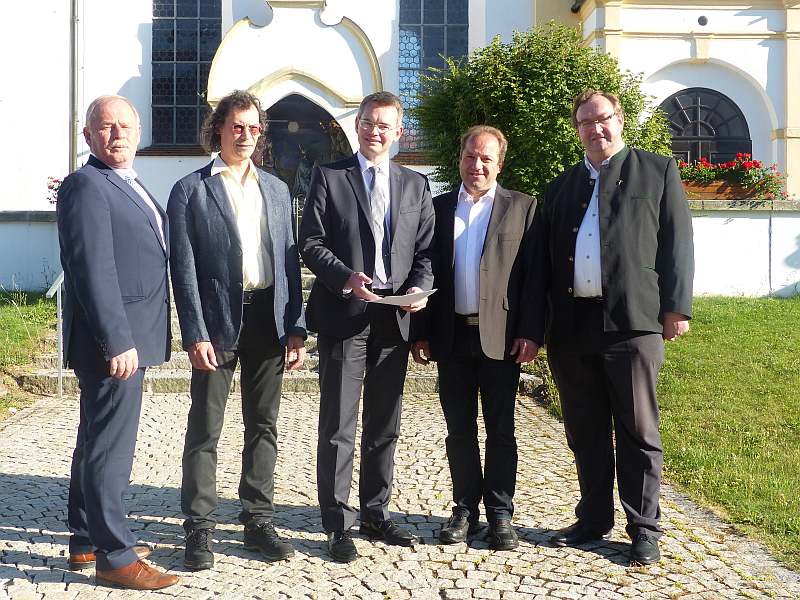 v.l. stv. Landrat Manfred Losinger, Michael Schnur, Peter Tomaschko, Hans Schweizer und Pfarrer Stefan Gast. 