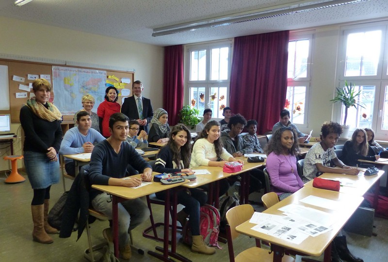 v.l. Sozialpdagogin Verena Wagner, Klassenlehrerin Claudia Krause, Schulleiterin Claudia Fanacht und Landtagsabgeordneter Peter Tomaschko mit den Schlern der bergangsklasse. 