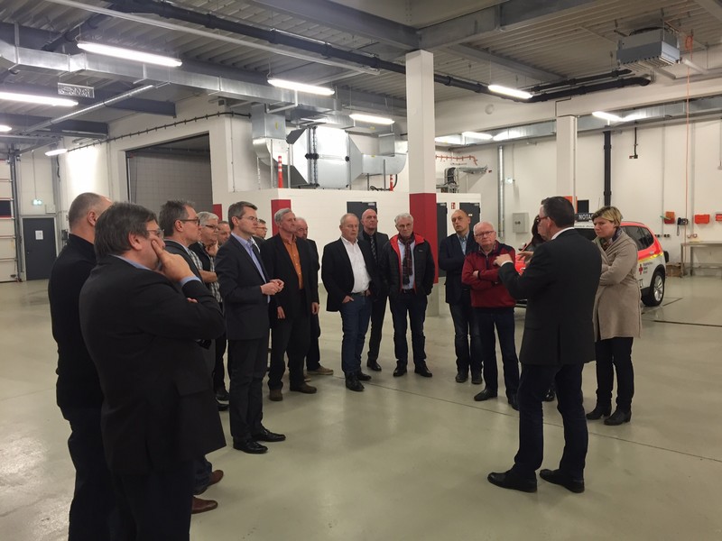 Rettungsdienstleiter Thomas Winter erklärt Landtagsabgeordnetem Peter Tomaschko, Landrat Dr. Klaus Metzger und Mitgliedern der CSU-Kreistagsfraktion die Fahrzeugsituation des BRK Rettungsdienstleiter Thomas Winter erklärt Landtagsabgeordnetem Peter Tomaschko, Landrat Dr. Klaus Metzger und Mitgliedern der CSU-Kreistagsfraktion die Fahrzeugsituation des BRK
