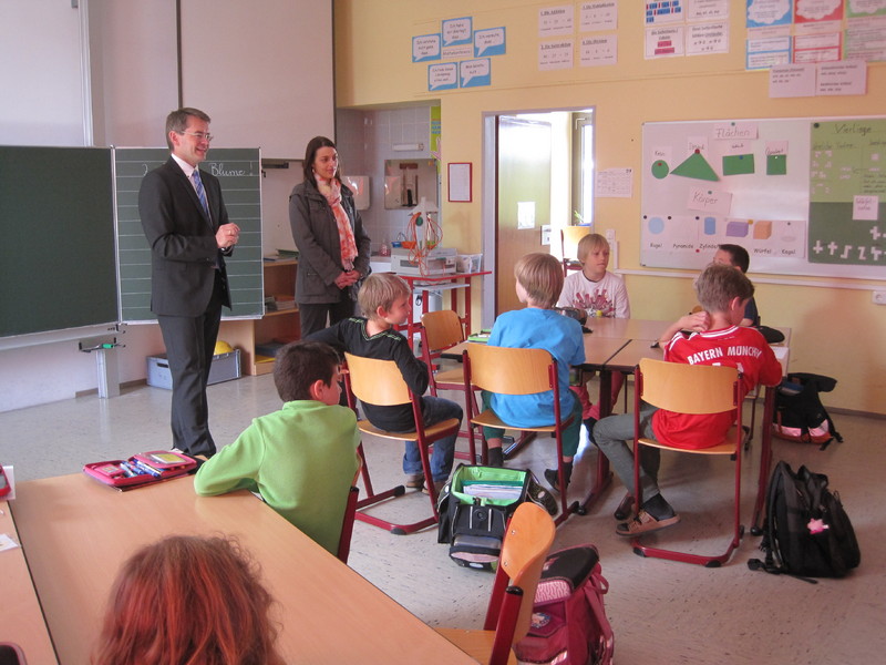 Peter Tomaschko mit Schlern der 4. Klasse