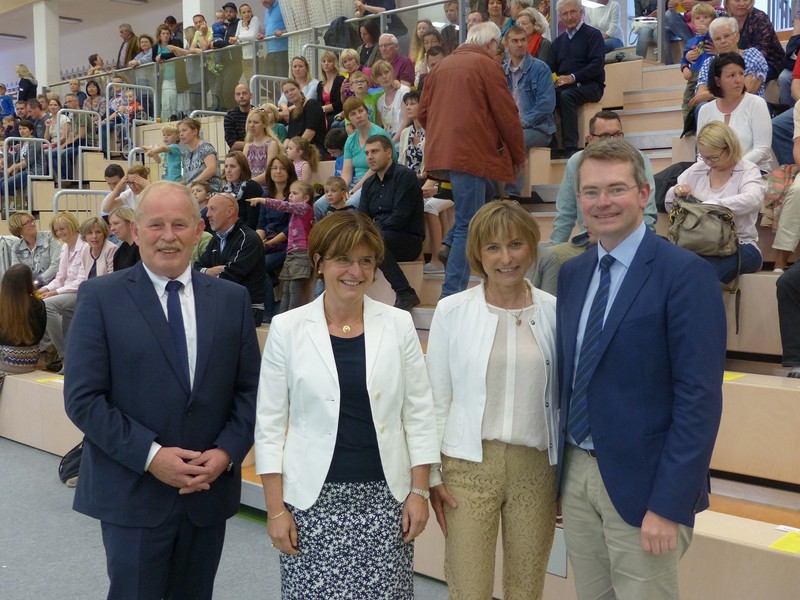 v.l.n.r.: stellv. Landrat Manfred Losinger, Rektorin Susanne Geiger, Schulamtsdirektorin Ingrid Hillenbrand und Landtagsabgeordneter Peter Tomaschko 