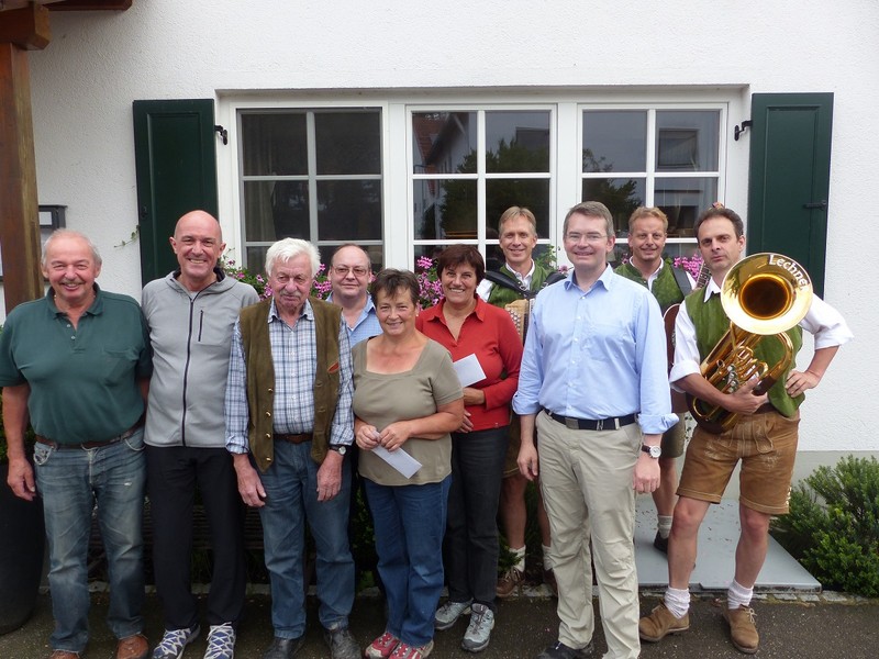 v.l.: Leo Bchler, Landrat Dr. Klaus Metzger, Leonhard Gastl, Hans Losinger, Wally Bchler, Juliane Heierer und Peter Tomaschko mit den Ziacheinern 