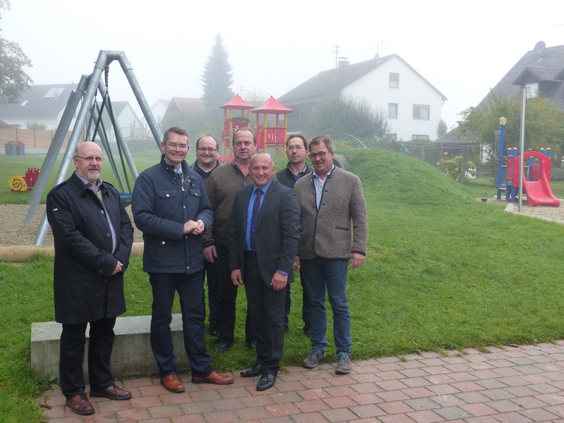 Brgermeister Paul Wecker und Landtagsabgeordneter Peter Tomaschko gemeinsam mit Gemeinderten vor dem Kindergarten St. Stephan