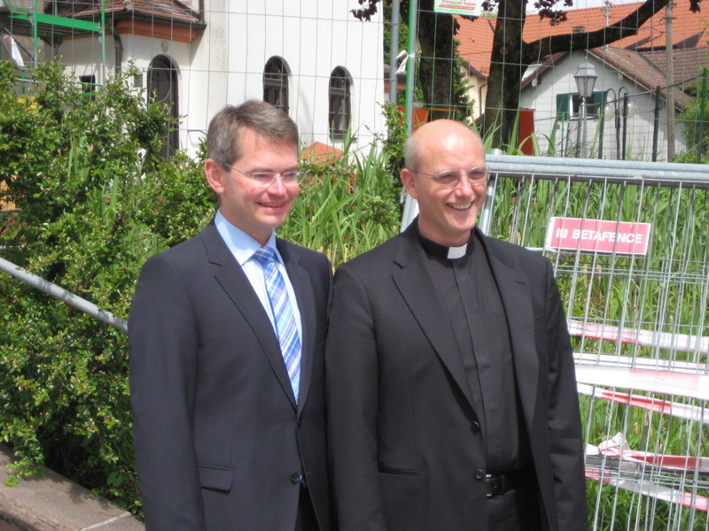 Peter Tomaschko mit Pfarrer Schwartz