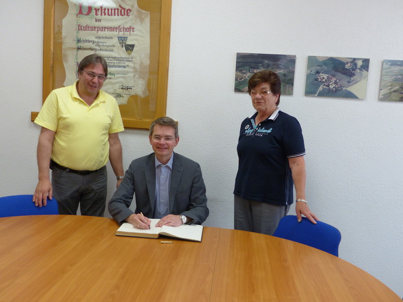 Tomaschko beim Eintrag ins Goldene Buch der Gemeinde. 