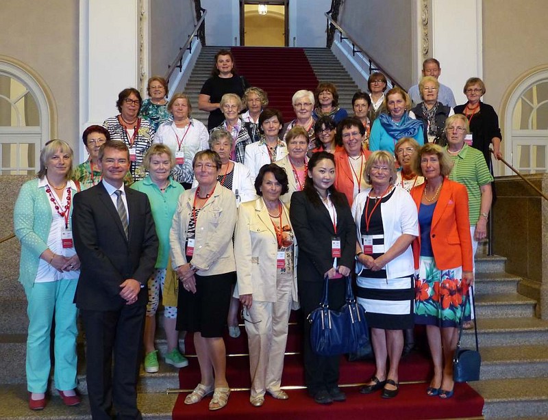 Peter Tomaschko mit den Mitgliedern der Frauen-Union Aichach-Friedberg