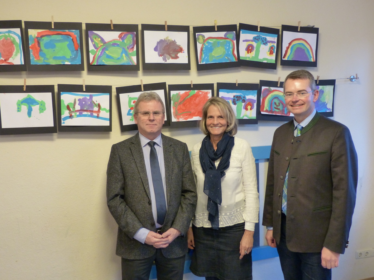 Peter Tomaschko mit Brgermeister Alfred Rappel und einer Erzieherin des Kinderhauses Arche Noah bei einem Gemeindebesuch im November 2016  in Rehling 