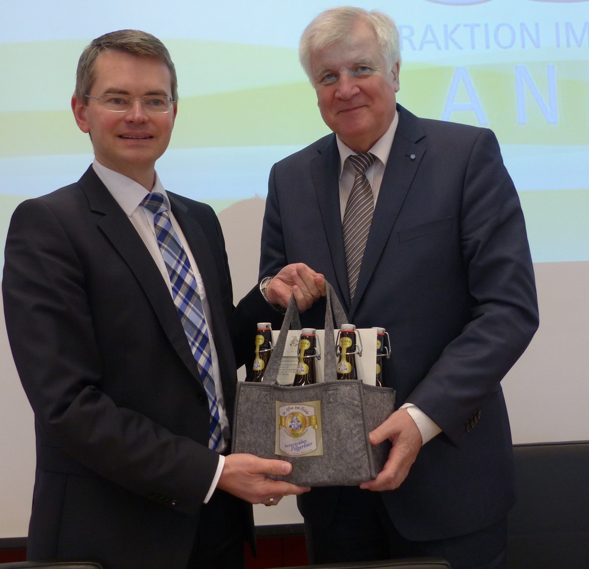 Das Foto zeigt Peter Tomaschko mit Horst Seehofer im Bayerischen Landtag. 