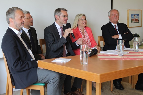 Bereits auf dem Wittelsbacher Gesundheitstag bat Peter Tomaschko bei Gesundheitsministerin Melanie Huml um Untersttzung fr die Geburtshilfe im Landkreis.