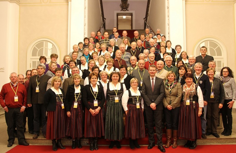 Peter Tomaschko mit seinen Gsten im Bayerischen Landtag