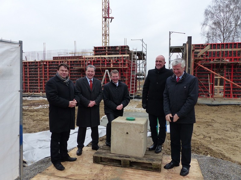 Auf dem Bild von links nach rechts: Architekt der Baumanahme, Markus Winklhofer, Peter Tomaschko, Dr. Klaus Metzger und Christian Knauer