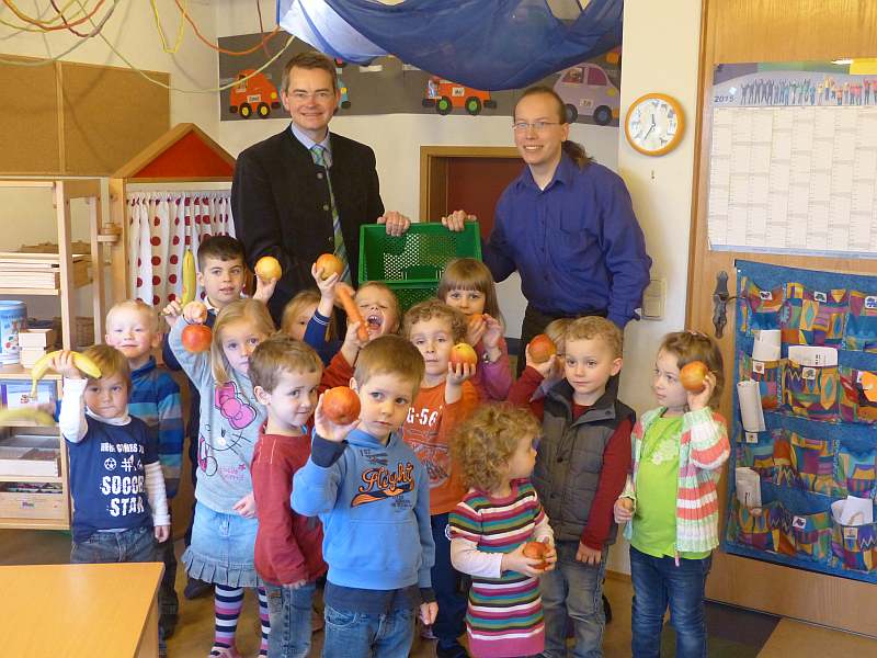 Peter Tomaschko (links) und Felix von Eye mit Kindern aus dem Kinderhaus Mering.  